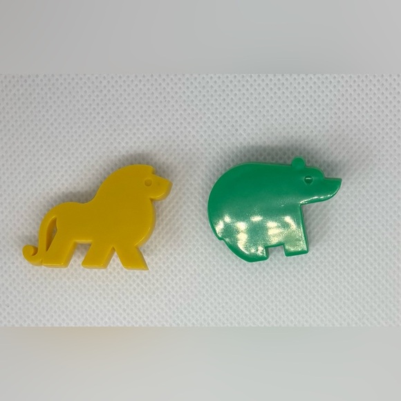 Dart/Tupperware Jewelry - Vintage Tupperware Animal Pins Brooch Set Lion Bear Plastic Retro Kitsch